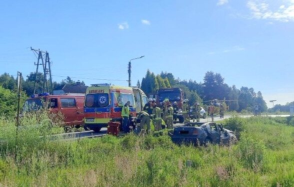 Wypadek na torach kolejowych. Samochód zderzył się z pociągiem