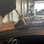 Nowoczesna technologia wspierana przez sztuczną inteligencję sprawia, że czas oględzin auta uszkodzonego przez grad jest znacząco krótszy, bo trwa zaledwie 15-20 sekund. Takie rozwiązanie jest także znacznie dokładniejsze i wiarygodniejsze / Fot. Robert Felczak – Radio Kielce