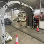 Nowoczesna technologia wspierana przez sztuczną inteligencję sprawia, że czas oględzin auta uszkodzonego przez grad jest znacząco krótszy, bo trwa zaledwie 15-20 sekund. Takie rozwiązanie jest także znacznie dokładniejsze i wiarygodniejsze / Fot. Robert Felczak – Radio Kielce