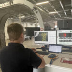 Nowoczesna technologia wspierana przez sztuczną inteligencję sprawia, że czas oględzin auta uszkodzonego przez grad jest znacząco krótszy, bo trwa zaledwie 15-20 sekund. Takie rozwiązanie jest także znacznie dokładniejsze i wiarygodniejsze / Fot. Robert Felczak – Radio Kielce