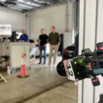 Nowoczesna technologia wspierana przez sztuczną inteligencję sprawia, że czas oględzin auta uszkodzonego przez grad jest znacząco krótszy, bo trwa zaledwie 15-20 sekund. Takie rozwiązanie jest także znacznie dokładniejsze i wiarygodniejsze / Fot. Robert Felczak – Radio Kielce