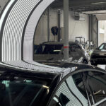 Nowoczesna technologia wspierana przez sztuczną inteligencję sprawia, że czas oględzin auta uszkodzonego przez grad jest znacząco krótszy, bo trwa zaledwie 15-20 sekund. Takie rozwiązanie jest także znacznie dokładniejsze i wiarygodniejsze / Fot. Robert Felczak – Radio Kielce