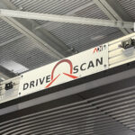 Nowoczesna technologia wspierana przez sztuczną inteligencję sprawia, że czas oględzin auta uszkodzonego przez grad jest znacząco krótszy, bo trwa zaledwie 15-20 sekund. Takie rozwiązanie jest także znacznie dokładniejsze i wiarygodniejsze / Fot. Robert Felczak – Radio Kielce