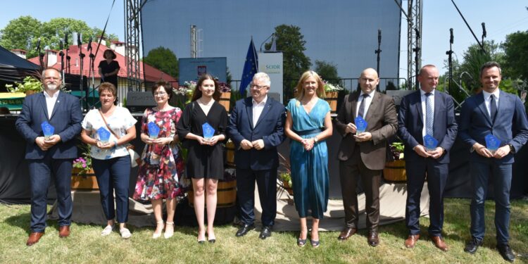 Odbierający od ministra Czesława Siekierskiego i dyrektor Agnieszki Pietrzak honorowe statuetki za zaangażowanie w transfer wiedzy od nauki do praktyki rolniczej. / Fot. ŚODR