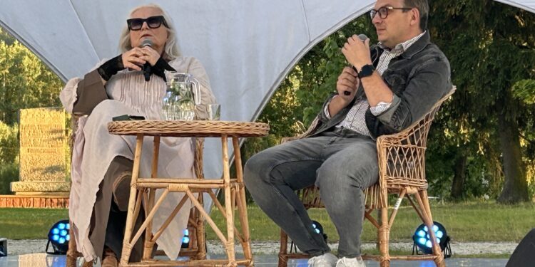 05.07.2024. Ciekoty. 5. Festiwal Sztuki i Mediów „Otwarte książki”. Na zdjęciu (od lewej): Magda Umer - piosenkarka, Wojciech Purtak dyrektor „Szklanego Domu” i pomysłodawca festiwalu / Fot. Magdalena Sitek - Radio Kielce