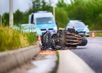 Ranny motocyklista. Kierowca osobowego auta odjechał