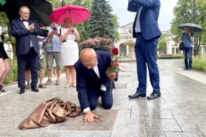 07.07.2024. Busko-Zdrój. Odsłonięcie słoneczka przez Jerzego Cygana. Na zdjęciu: Jerzy Cygan – twórca festiwalu / Fot. Dorota Klusek - Radio Kielce