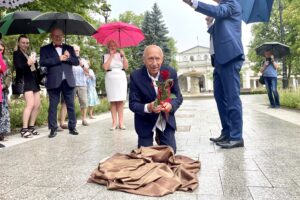 07.07.2024. Busko-Zdrój. Odsłonięcie słoneczka przez Jerzego Cygana. Na zdjęciu: Jerzy Cygan – twórca festiwalu / Fot. Dorota Klusek - Radio Kielce