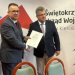 06.08.2024. Kielce. Podpisanie umowy na zakup samochodu dla podopiecznych Domu Pomocy Społecznej w Przepiórowie. Na zdjęciu (od lewej): Marek Staniek - burmistrz Iwanisk i Józef Bryk - wojewoda świętokrzyski / Fot. Iwona Murawska-Bujnowicz - Radio Kielce