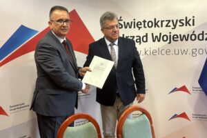 06.08.2024. Kielce. Podpisanie umowy na zakup samochodu dla podopiecznych Domu Pomocy Społecznej w Przepiórowie. Na zdjęciu (od lewej): Marek Staniek - burmistrz Iwanisk i Józef Bryk - wojewoda świętokrzyski / Fot. Iwona Murawska-Bujnowicz - Radio Kielce