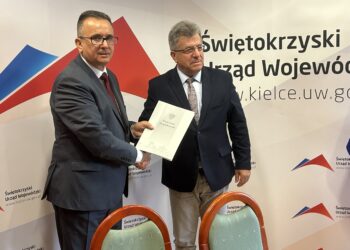 06.08.2024. Kielce. Podpisanie umowy na zakup samochodu dla podopiecznych Domu Pomocy Społecznej w Przepiórowie. Na zdjęciu (od lewej): Marek Staniek - burmistrz Iwanisk i Józef Bryk - wojewoda świętokrzyski / Fot. Iwona Murawska-Bujnowicz - Radio Kielce