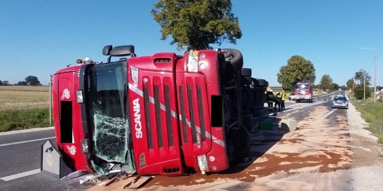 12.08.2024. Szczeglin. Przewrócona ciężarówka / Fot. KP PSP Busko-Zdrój