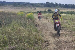 Piekszów. Mistrzostwa Europy Enduro Vintage w motocyklowych rajdach enduro oraz Międzynarodowy Rajd Popularny Vintage / Fot. Maciej Makuła - Radio Kielce