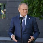 01.08.2024. Warszawa. Premier Donald Tusk podczas oświadczenia dla mediów na terenie Muzeum Powstania Warszawskiego / Fot. PAP/Paweł Supernak