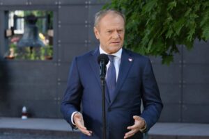 01.08.2024. Warszawa. Premier Donald Tusk podczas oświadczenia dla mediów na terenie Muzeum Powstania Warszawskiego / Fot. PAP/Paweł Supernak