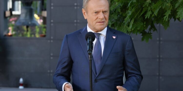 01.08.2024. Warszawa. Premier Donald Tusk podczas oświadczenia dla mediów na terenie Muzeum Powstania Warszawskiego / Fot. PAP/Paweł Supernak