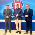 30.08.2024. Kielce. Wojewódzka Stacja Sanitarno-Epidemiologiczna. Na zdjęciu (od lewej): Jarosław Ciura - Świętokrzyski Państwowy Wojewódzki Inspektor Sanitarny, dr Paweł Grzesiowski - Główny Inspektor Sanitarny oraz Józef Bryk - Wojewoda Świętokrzyski / Fot. Dorota Klusek - Radio Kielce