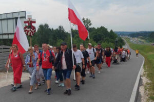 43 Piesza Pielgrzymka Diecezji Kieleckiej. Grupa Biało Czerwona / Fot. ks. Daniel Olejarczyk