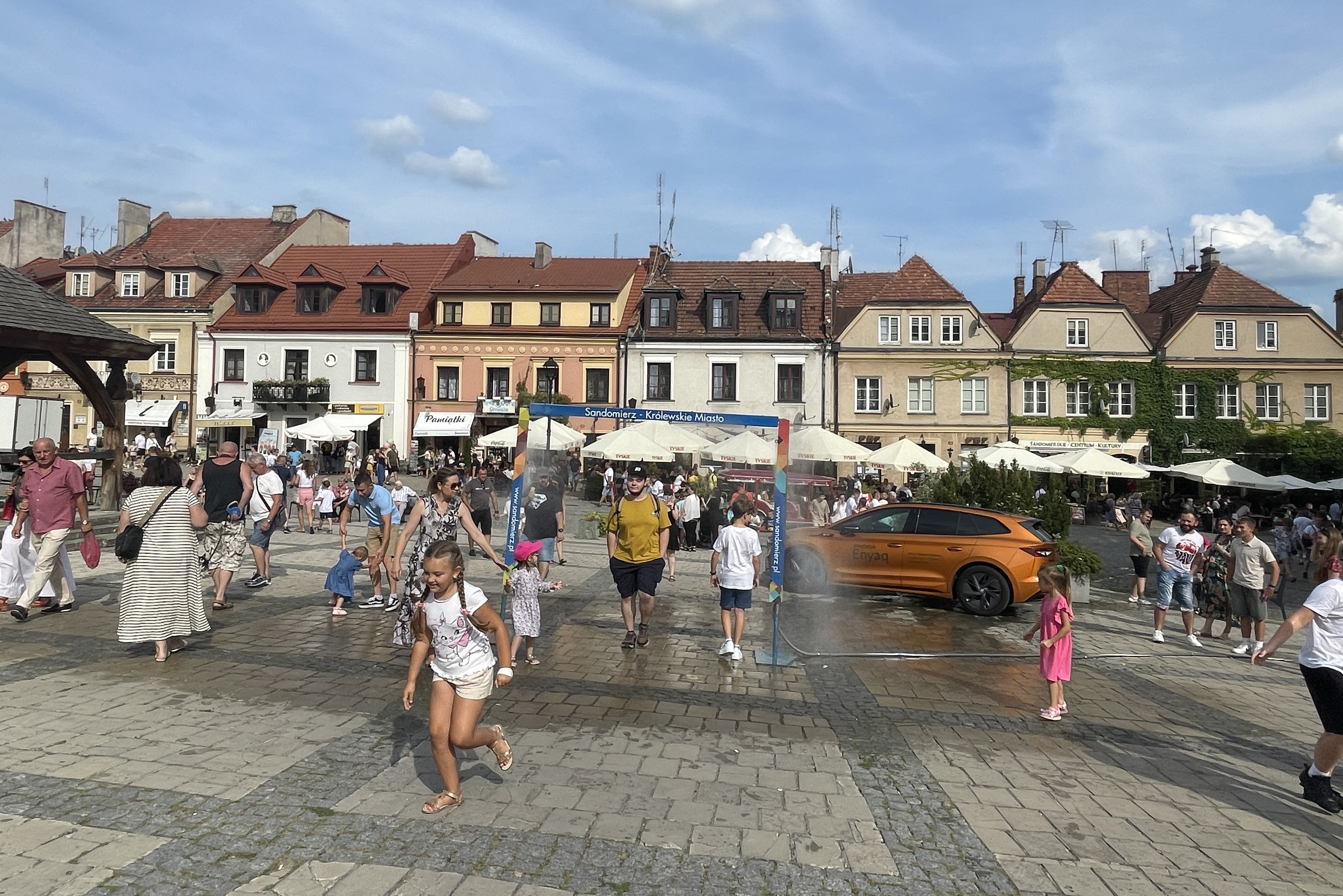 Kurtyna wodna w Sandomierzu oblegana w upalne dni