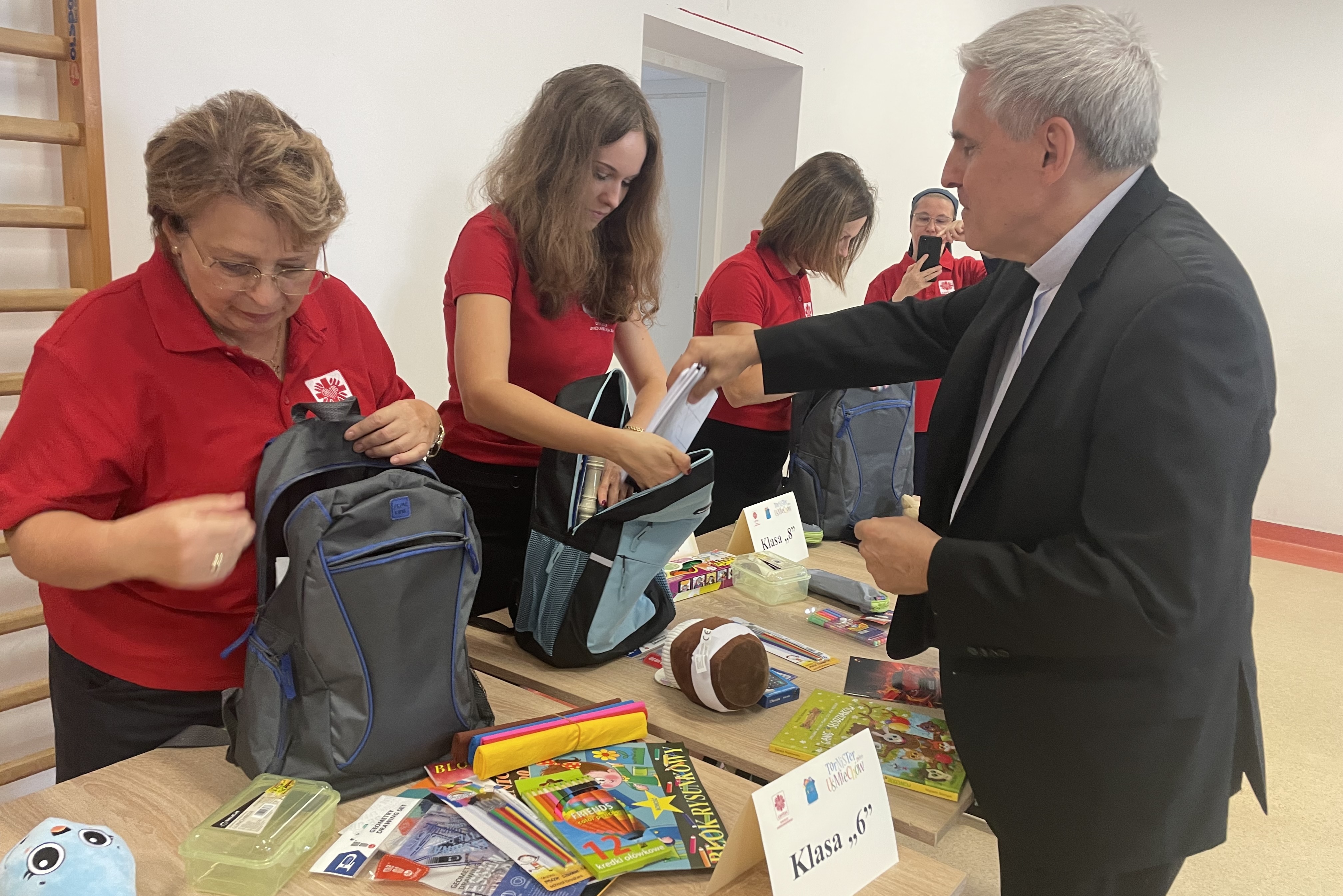 Ponad 450 wyprawek szkolnych przygotowała sandomierska Caritas