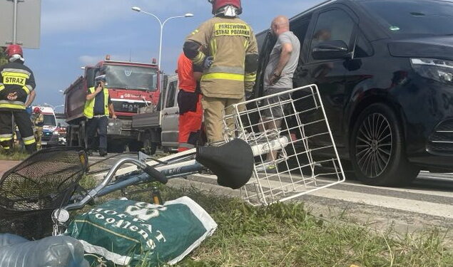 Karambol czterech aut. Potrącony rowerzysta przy przejściu dla pieszych