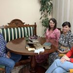 Dawne księgi będą jak nowe - Radio Kielce Muzeum Wsi Kieleckiej. Podpisanie umowy na konserwację dziewięciu książek. Na zdjęciu (od lewej): Łukasz Poniewierski – kierownik działu zbiorów muzealnych Muzeum Wsi Kieleckiej, dr Wioletta Brzezińska-Marjanowska – kierownik działu konserwacji, Izabella Surma – dyplomowany konserwator dzieł sztuki z Opoczna, Katarzyna Korus – dyrektor Muzeum Wsi Kieleckiej / Fot. Muzeum Wsi Kieleckiej