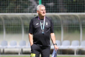 07.08.2024. Kielce. Trening Korony Kielce. Na zdjęciu: Jacek Zieliński - trener Korony Kielce / Fot. Wiktor Taszłow - Radio Kielce