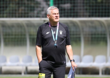 07.08.2024. Kielce. Trening Korony Kielce. Na zdjęciu: Jacek Zieliński - trener Korony Kielce / Fot. Wiktor Taszłow - Radio Kielce
