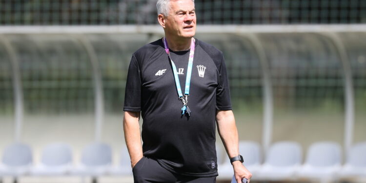 07.08.2024. Kielce. Trening Korony Kielce. Na zdjęciu: Jacek Zieliński - trener Korony Kielce / Fot. Wiktor Taszłow - Radio Kielce