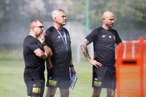 07.08.2024. Kielce. Trening Korony Kielce. Na zdjęciu (od lewej): Łukasz Tomczyk - kierownik drużyny, Jacek Zieliński - trener Korony Kielce, Mariusz Arczewski - asystent trenera / Fot. Wiktor Taszłow - Radio Kielce