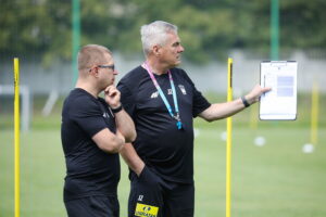 07.08.2024. Kielce. Trening Korony Kielce. Na zdjęciu (od lewej): Łukasz Tomczyk - kierownik drużyny, Jacek Zieliński - trener Korony Kielce / Fot. Wiktor Taszłow - Radio Kielce