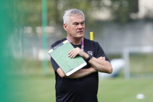 07.08.2024. Kielce. Trening Korony Kielce. Na zdjęciu: Jacek Zieliński - trener Korony Kielce / Fot. Wiktor Taszłow - Radio Kielce