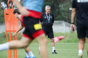 07.08.2024. Kielce. Trening Korony Kielce. Na zdjęciu: Jacek Zieliński - trener Korony Kielce / Fot. Wiktor Taszłow - Radio Kielce