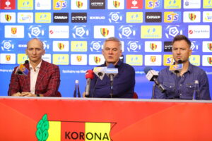 07.08.2024. Kielce. Konferencja prasowa. Na zdjęciu (od lewej): Karol Jakubczyk - prezes Korony Kielce, Jacek Zieliński - trener Korony Kielce, Paweł Tomczyk - dyrektor sportowy Korony Kielce / Fot. Wiktor Taszłow - Radio Kielce