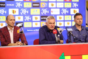 07.08.2024. Kielce. Konferencja prasowa. Na zdjęciu (od lewej): Karol Jakubczyk - prezes Korony Kielce, Jacek Zieliński - trener Korony Kielce, Paweł Tomczyk - dyrektor sportowy Korony Kielce / Fot. Wiktor Taszłow - Radio Kielce