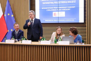 08.08.2024. Kielce. Konferencja prasowa na temat wykorzystania przez jednostki samorządu terytorialnego funduszy z KPO / Fot. Wiktor Taszłow - Radio Kielce