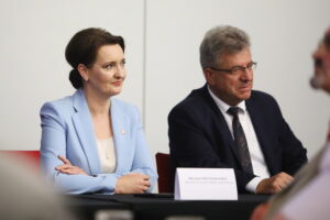 08.08.2024. Kielce. Targi Kielce. Spotkanie z szefem Urzędu do Spraw Kombatantów i Osób Represjonowanych - Lechem Parellem. Na zdjęciu (od lewej): Marzena Okła-Drewnowicz - minister do spraw Polityki Senioralnej, Józef Bryk - wojewoda świętokrzyski / Fot. Wiktor Taszłow - Radio Kielce