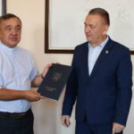 Chęciny. Podpisywanie umów na prace konserwatorskie. / Fot. Iwona Murawska-Bujnowicz - Radio Kielce