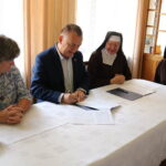 Chęciny. Podpisywanie umów na prace konserwatorskie. / Fot. Iwona Murawska-Bujnowicz - Radio Kielce