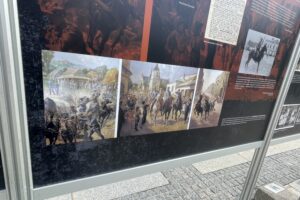 09.08.2024. Kielce. Rynek. Wspólna wystawa OMPiO oraz MHK pokazująca historię Kadrówki / Fot. Wiktor Taszłow - Radio Kielce