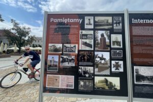 09.08.2024. Kielce. Rynek. Wspólna wystawa OMPiO oraz MHK pokazująca historię Kadrówki / Fot. Wiktor Taszłow - Radio Kielce