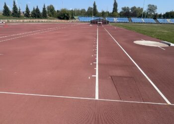 Połatano bieżnię stadionu lekkoatletycznego. Czy przetrzyma zimę?