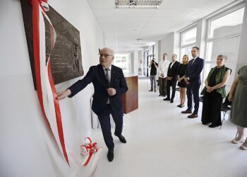 30.08.2024. Kielce. Collegium Medicum Uniwersytetu Jana Kochanowskiego. Odsłonięcie pamiątkowej tablicy poświęconej prof. Mieczysławowi Szaleckiemu / Fot. Jarosław Kubalski - Radio Kielce