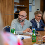 08.08.2024. Kielce. Posiedzenie Komisji Edukacji, Kultury i Sportu oraz Komisji Budżetu i Finansów Sejmiku Województwa Świętokrzyskiego. Na zdjęciu: Michał Kotański - dyrektor Teatru im./ Stefana Żeromskiego w Kielcach / Fot. Urząd Marszałkowski Województwa Świętokrzyskiego