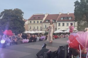 04.08.2024. Sandomierz. Uliczny pokaz mody / Fot. Grażyna Szlęzak - Radio Kielce