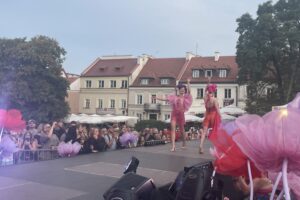 04.08.2024. Sandomierz. Uliczny pokaz mody / Fot. Grażyna Szlęzak - Radio Kielce