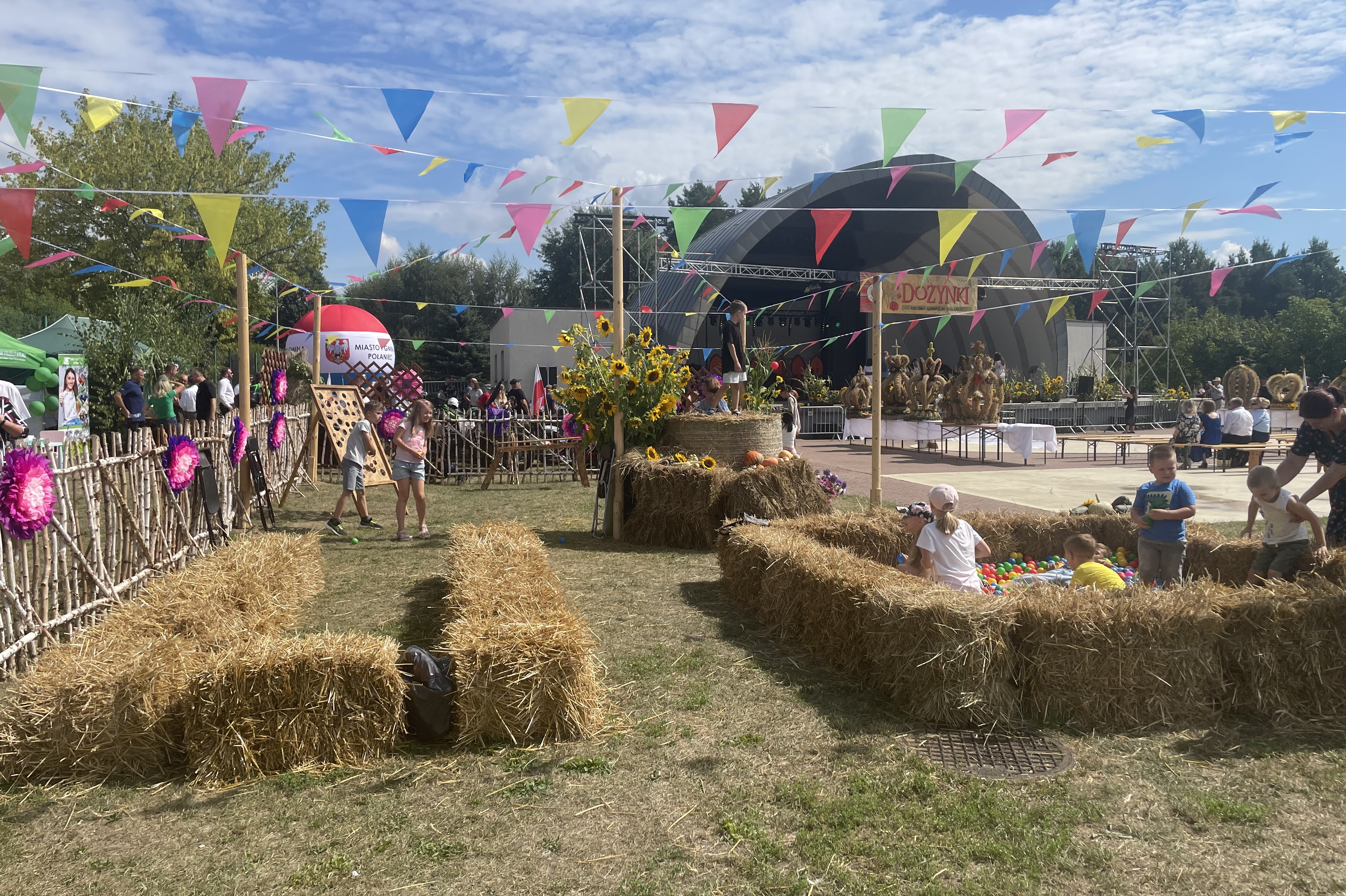 Motocykliści na czele korowodu dożynkowego