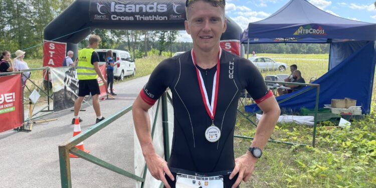 Jan Popławski bezkonkurencyjny w zawodach iSandS CROSS TRIATHLON TOUR