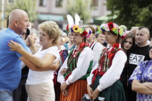 Chmielnik folklorem stoi. Wystąpili najlepsi artyści ludowi - Radio Kielce