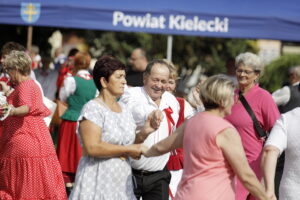 Chmielnik folklorem stoi. Wystąpili najlepsi artyści ludowi - Radio Kielce